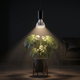 Planta Monstera em ambiente interno iluminada por lâmpada LED grow light, demonstrando iluminação artificial para plantas ornamentais em decoração indoor residencial