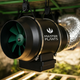 Exaustor inline com filtro de ar em estufa indoor Master Plants, mostrando sistema de ventilação e controle de odor com duto flexível para cultivo indoor.
