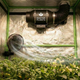 Sistema de ventilação e exaustão em estufa de cultivo indoor com ventilador e exaustor controlando temperatura e circulação de ar para climatização do grow.