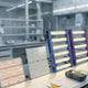 Painéis LED full spectrum para cultivo indoor em bancada de laboratório, com espectrômetro e gráficos de espectro de luz, destacando tecnologia e eficiência energética.