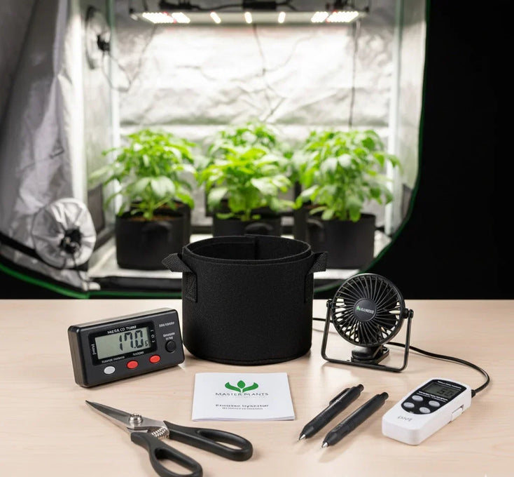 Acessórios essenciais para Kit Grow indoor MASTERPLANTS, incluindo vaso de feltro, termo-higrômetro, medidor de pH, ventilador de circulação e tesoura de poda em frente à estufa de cultivo.